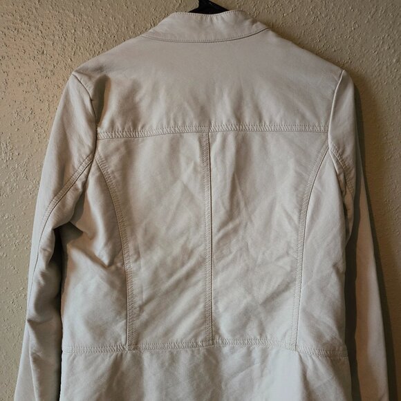 This is a wonderful faux leather jacket - Picture 3 of 4